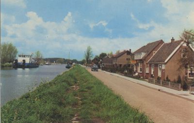 Reevaart-met-duwboot-van-van-Vliet
Rechts het huis van oud groenteboer Versteeg met recht er tegenover de kraan van van Emmerik
deze was toen in  gebruik door Aannemer van Vliet deze gebruikte ook de duwboot
Trefwoorden: Reevaart  aannemer van Vliet Dammerweg