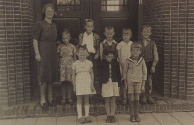 Klassefoto
Vooraan v l n r: Neeltje Bos-Beppie v Rijn en Gerard Gons.
Achter: Juffrouw de Wit-Onbekend-Alie Strijbis-Onbekend-Wies Siewertsen-Arie Brouwer.
