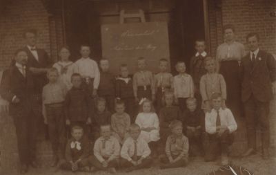 Klassefoto
Schoolklas met Juffrouw de Geus en o.a. J Dikker-E Meijer-M Mathezing-G Meyer-Rijkje Meyer-K Marsman-J Mafait-M de Kruik
