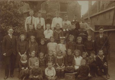 Klassefoto
O.a.  G. Roukens-W. Mafait-Adriaan v Nus-Dirk Marsman-Henk Snel-Meester Lommers-v d Moest Alie Roukens-Annie Roukens-Meester Leenders-Carolien v Nus-Geertje v Nus-Annie Meyer-Gerard Roukens-v d Vliet-Jan Snel Jaap Meijer-Joop Mathezing
