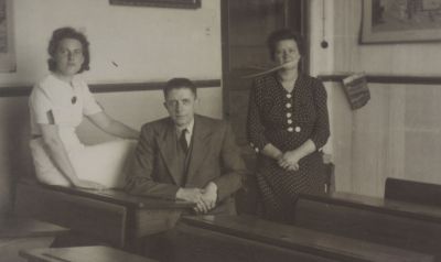 Onderwijzend-personeel
Onderwijzend personeel Warinschool.
In het midden hoofd der school de heer H.J. Kalter, rechts Mw. de Geus. Links onbekend.
Trefwoorden: Christelijk Onderwijs
