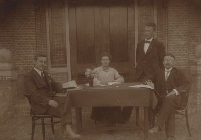 Schoolfoto
Juffrouw de Geus met 3 Heren.
