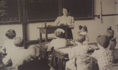 Schoolklas
Onderwijzeres mw de Geus staat voor de klas.
De Warinschool is een school van de Ver.Chr Nat. Schoolonderwijs.
