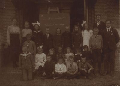Schoolreisje
Schoolreisje met Juffrouw de Geus en rechts Meester Lommers

