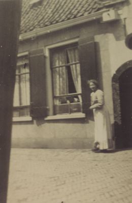 Juffrouw-Reeskamp
Juffrouw Reeskamp voor de Bewaarschool op het achterdorp, thans Kerkstraat twee.
Trefwoorden: Achterdorp