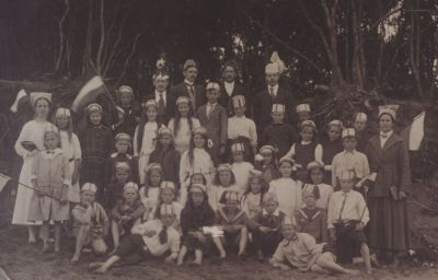 Schoolreisje
Schoolreisje naar Muiderberg, openbare lagere school. 
Men heeft er een feest van gemaakt met vlaggen en mutsen.
