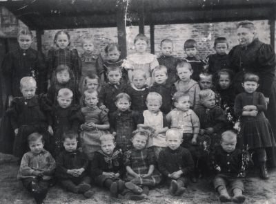 Bewaarschool
Bewaarschool voorstraat met juffrouw Zwart.
Middenboven Eva Timmerman, linksboven Kaatje Timmerman.
