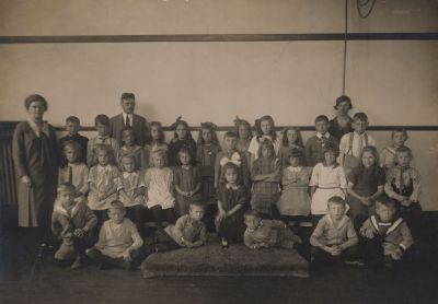 Schoolfoto
Jongens en meisjes op de schoolfoto.
