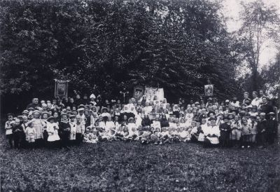 Deelnemers-Kindheidsprocessie
Alle Jozefschool kinderen, deelnemers Kindsheidprocessie.
Pastoor van de Burg
