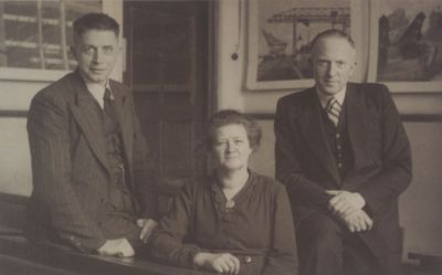 Onderwijzend-personeel
In het midden onderwijzeres Mw. de Geus. 
Links H.J Kalter, hoofd der school. Rechts meester van Schaik. 
De Vereniging voor Christelijk Nationaal Schoolonderwijs te Nederhorst den Berg werd gesticht 28 oktober 1881.
Trefwoorden: Ver. Chr. Nat. Schoolonderwijs