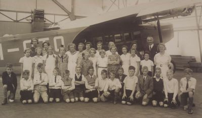 Schoolreisje
Zittend voorste rij:v.l.n.r. Jan Metzelaar-Ferrie Gons-Piet Pronk-Nico de Geus-Henk de Boer-Frits Smit-
Ijbert v.Diermen-Wim Strijbis-Henk Gons-Joop Brouwer-Henk Selders-Dik Evers-Arnold Waterdrinker
-Jan Bos- Jan Versluis.
2e rij v.l.n.r.:Ada de Geus-Rie Troostheide-Geertje Strijbis-Annie de Boer-Neeltje Bos-Rie Versluis-
Nel Evers-Geertruida Bouwmeester-Meintje Selders-Map v.Hemert-Dit v.Hemert-Marietje Bongers-
Juf de Wit.
Achteraan: Bep Bouwmeerster-Alie Voorn-Nel Siewertsen-Corrie VersluisJaantje Ritzalade-Aagje Strijbis-Heer en Mevr.Kremer,
