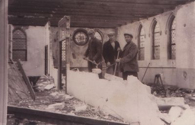 Sloop-Voorzienigheid
Sloop van het Gesticht De Voorzienigheid.
Het was overbodig door het nieuwe zusterhuis aan de Dammerweg.
V.l. n.r Henk Middelkoop, R. Steinpatz en aannemer Toon de Groot.
