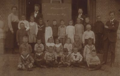 Schoolfoto
Openbare Lagere School :
Schoolklas met Meester Kremer en Juffrouw van Basten .
