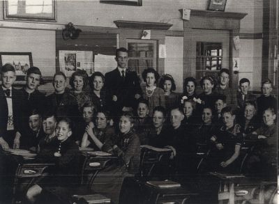 Klassefoto-School-met-de-Bijbel
School met den Bijbel. 
Hoofd in het midden Meester van Paasschen.
Bankje links 3e achterin Arie Snel
