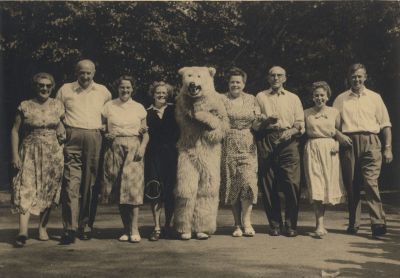 Schoolfoto
v l n r Mevr Kremer Heer Kremer Mevr Jong Mevr Waterdrinker De Beer   Juffrouw van Basten Klaas Blom Juffrouw de Wit Jaap Siewertsen    De ouders van de leerlingen van de Openbare Lagere School
Trefwoorden: Kremerschool Kremerschool