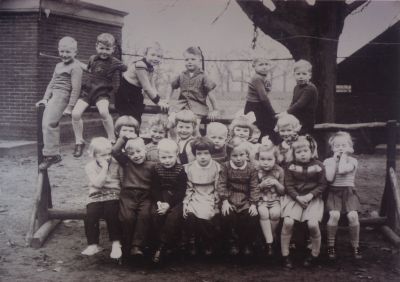 Jozefschool
Kleuterschool van de Jozefschool.

Wat er bekend is van deze klas is dat het nonnen waren van het klooster De Voorzienigheid aan de Dammerweg, die de leiding hadden, zoals er ook nonnen op de Jozefschool voor de klas stonden in de lagere schooltijd 1958-1964. Zuster Hermania was het hoofd van de Jozefschool en stond voor de zesde klas 1963--64. Ook had Jan Baar, de broer van Ans - en Richard van de foto - les gegeven, waarvan een deel van klas vier .

Deze  groepsfoto is op dezelfde dag in 1956 gemaakt als foto 01-47-12-947.
Het zijn de twee kleuterklassen van dezelfde kleuterschool, te weten dat in deze klas de jongste kleuters zitten en op foto 01-47-12-947 de oudste kleuters.
