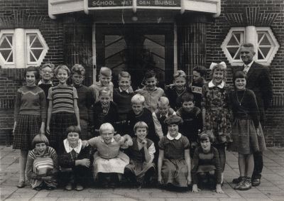School-met-den-Bijbel
2e links Piet van Hemert achter uit de Horstermeer.
5e links Piet Griffioen, daarnaast Piet van Emmerik.
3e links Ada Snel. 3e rechts staand Karel Snel.
Links staand oudste dochter ds Taat  grafdelver
Meester van Paasschen
