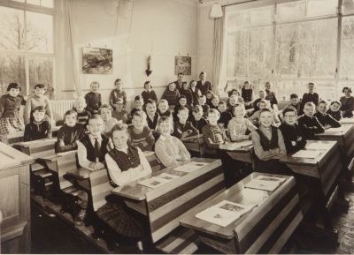 Klas in de Jozefschool
Klas in de Jozefschool
1e rij v l n r Nolda v Melsen-Rini Hagen-Jozef Besemer-Steef Baar-Alice Venneman-Trix Smit-Kees v d Linden-Jos Stalenhoef-Marja Besamusca-Gerda Stalenhoef.
2e rij v l n r Corrie Venneman-Meta Teunissen-Richard Kroone-Johan Helmond-Frits Koster-Hans Stalenhoef-Adri v Schaik-Jaap-Schipper-Tini de Jong-Truus v d Gun-Mini Hendrikse-Ellie Janmaat.
3e rij v.l.n.r. Truus Dubelaar-Hans Wenneker-Richard Koster-Clemens Briët-Jan Stolwijk-Bep Bornhijm-Bert v.d.Kroon-Gerrit v.d.Gun-Maria Baar.
4e rij v.l.n.r. Bep Dubelaar- Lies v.d.Laan-Riet Bon-Venneman,
Wil Duikersloot .
Trefwoorden: Meester  Karsten, Jozefschool
