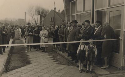 Opening-van-Kleuterschool
Lint doorknippen
Vooraan o.a. J.Tamming-Mevr.Griffioen.-J.Scherpenhuizen-T.Bouwer-
Mevr.Kuiper-Verhoek.
