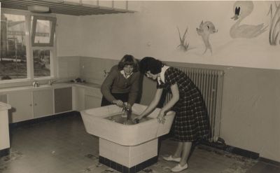 De-dag-van-de-opening-Chr-Kleuterschool
A Versloot en W Schriek bij een wasbak in de B.A.Ph. Baron van Harinxma thoe Slooten school.
