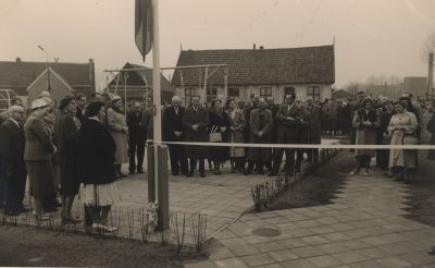 Opening-kleuterschool
Opening Chr.Kleuterschool Harinxma thoe Slootenschool.
Doorknippen lint.
