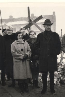 Bouw-Mr-Kremerschool
De heer op de voorgrond met hoed is E. Kremer,oud hoofd van de Openbare school in de Horstermeerpolder.
Links op de foto Jenny ten Hoeve. De man met de alpinopet is de heer Jaap Zwagerman. Naast hem de heer Tamming.
