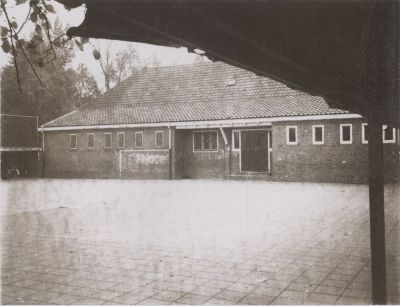 De-speelplaats-van-de-R-K-Jozefschool
R.K. Jozefschool aan de Dammerweg 7. De speelplaats van alle  nog levende katholieke leden (mits geboren in Nederhorst den Berg). Afgebroken november 1975.
Het verschil in lichtval geeft de scheiding aan tussen de jongens en meisjes speelplaats
Trefwoorden: Jozelfschool, R.K. school