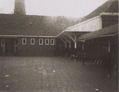 De-speelplaats-van-de-R-K-Jozefschool
R.K. Jozefschool aan de Dammerweg 7. De speelplaats van alle  nog levende katholieke leden (mits geboren in Nederhorst den Berg). Afgebroken november 1975.
Het verschil in lichtval geeft de scheiding aan tussen de jongens en meisjes speelplaats
Trefwoorden: Jozefschool, R.K. school