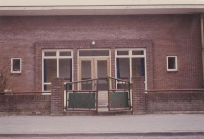 Warinschool-met-gymlokaal
Gymlokaal gebouwd aan de Warinschool aan de Overmeerseweg 34..
Met de komst van de Sporthal is het gymlokaal overbodig geworden. Nadat het gymlokaal werd afgebroken werd is 
kwam hier de ingang aan de Blijklaan.
Trefwoorden: Scholen, Warinschool, Gymlokaal, Blijklaan