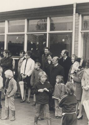 Openbare-school
Bij de Kremerschool-  Voor de school staan Ton stalenhoef Wethouder Gerla Wethouder Hennie Roukens en zijn vrouw
Trefwoorden: Kremerschool