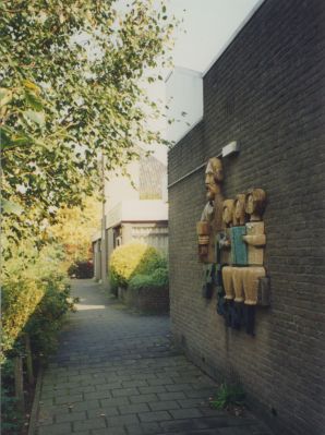 Voorzijde-met-plaquette-Jozefschool
Plastiek aan de voorzijde van de Jozefschool.  
Basisschool  aan de Dammerweg nr 7.
Het plastiek stelt voor St. Jozef met kinderen.
