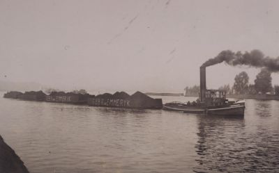 Transport-over-de-Vecht
De gebroeders van Emmerik hadden een goede klant aan al de op kolengestookte stoomketels van de wasserijen.
Trefwoorden: Vecht Reevaart gebrs Van Emmerik sleepboot kolen stoomketels wasserijen