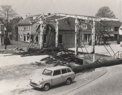 Afbraak-van-de-brug
Afbraak van de brug .  
De brugwachterswoning staat er nog.
Op de achtergrond slagerij Koster in de Brugstraat.
Trefwoorden: Dorpskern