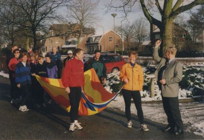 Overgang-van-Nederhorst-naar-Wijdemeren
Loop van Gemeentehuis Nederhorst den Berg naar Gemeentehuis van s-Graveland.
Startschot wordt gegeven door de Burgemeester.
