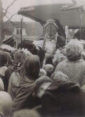 Aankomst-Sinterklaas-in-het-dorp
Aankomst Sinterklaas (Teunis Bouwer) op het kasteel aan de Slotlaan.
