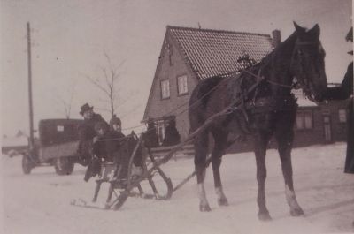 Arrenslede-op-de-Meerlaan
Arrenslede op de Meerlaan.
Rechts de woning van B. Venneman
Trefwoorden: Wintertijd, winter, winterpret, ijspret
