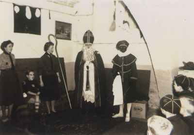 Sinterklaas-bij-de-welpen
Sinterklaas bij de welpen v l n r Bets Blaauw ,Kootje Verschure en Christine Hageman.
