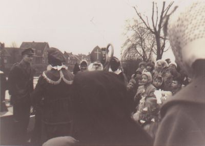 Intocht-Sinterklaas
Intocht Sinterklaas. Links Alewijn Bikker de oud postbode
