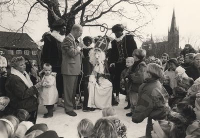 Sinterklaasfeest-Jozefschool
Burgemeester Goudberg verwelkomt Sinterklaas aan de Dammerweg bij de Jozefschool.
