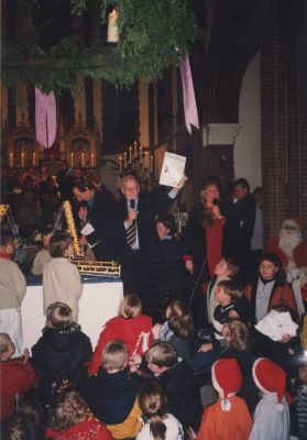 Krant
Aanbieding “De Brug-Een Eeuwwijzer,
Brugverlichting C.v.d.Kemp.
Links Cees Stalenhoef,dan Burgemeester J.Goudberg met hand in de lucht daarnaast Wil Das.
Trefwoorden: Krant, Speciale uitgave, R.K.Kerk