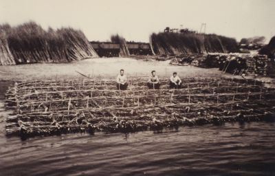 Oeverversterking
De zinkers werden gemaakt door Jo Veenman bijgestaan door Kees Bouwmeester Toontje Ambachtsheer en Toon Hagen
Door de zandwinning in de Spiegelpolder werd het wateroppervlak steeds groter.
Daarom vond men het nodig om de oevers te versterken.
Het materiaal daarvoor was wilgenhout dat bij elkaar gebonden werd tot lange “wiepen”zoals dat genoemd  werd.
