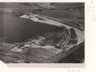 Luchtfoto-zandwinning
Tijdens de zandwinning.
Midden in het water ligt de zandzuiger.

