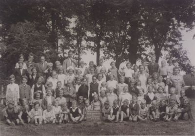 Schooluitje
Speeltuin Oud Valkeveen
Warinschool op reis.
Met de Hr C Verweij.  J van Huisstede  HJ Kalter,
Mevr A de Geus.
