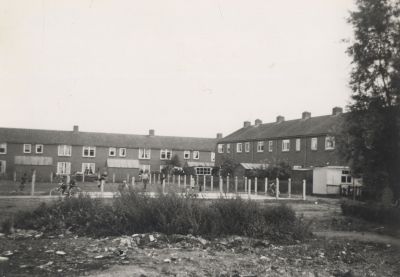 De-Speeltuin
De speeltuin. 
Oppasser ome Arie v.d. Velden (kromme Arie) is later onderscheiden.
Binnentuin Kastanjelaan-Meidoornlaan.
