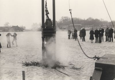 Eerste-paal-geslagen-sporthal-De-Blijk
De eerste paal wordt geslagen voor de sporthal De Blijk aan de Blijklaan.
In december moest dit snel gebeuren anders verliep de subsidie die ze van de overheid kregen. 
Op de achtergrond staat burgemeester de Groot en de gemeente-secretaris Jaap Jansen en nog enkele ambtenaren
Trefwoorden: sporthal, De Blijk