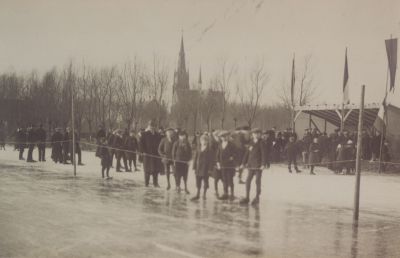 IJspret
De ijsclub-  Blijkpolder naast Wasserij Lamme
Trefwoorden: Schaatswedstrijden