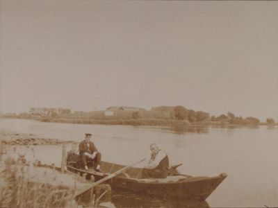 Roeien-op-de-Vecht
Klaas Bon met de    overhaal-  Op de achtergrond goed zichtbaar Fort Hinderdam
Trefwoorden: Roeien