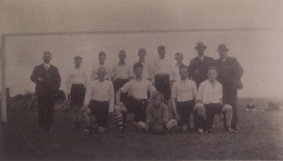 Eerste-team-VBO-aan-de-Hinderdam
Staand vlnr: Jan Haazen sr., Jan Baar, Frans Baar, Henk Middelkoop, Huub Stalenhoef, Ad Miltenburg, Piet Stalenhoef, Arie Ketelaar Sr., Herman Martens sr.
 Knielend vlnr: Adriaan van Scheppingen, Gerrit van Benschop Lzn, Herman Martens jr, Gerrit van Benschop Ezn. van Melsen.
