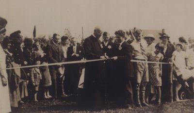 Opening-voetbalveld-VBO
Lint doorknippen door Pastoor Groot. Verder o a Politieagent van Veen. Burgemeester G Schimmelpenninck. Chris Hageman, Gerard Stalenhoef, Piet van Dijk, Rie van de Voorn, Mevr Vrijhoef-Besemer.
