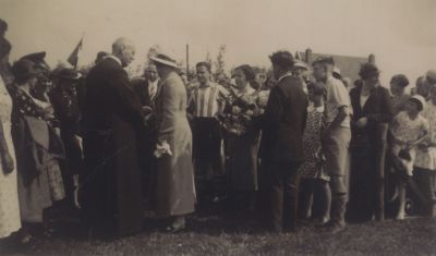 V-B-O-voetbal
Pastoor Groot met mevrouw van Dijk-Tukker-  Op de foto o a Politieagent H- van der Veen en Chris Hageman-  Jan van Benschop Lzn in gestreept shirt-  Bab van Benschop met bloemen-  Piet van Dijk  voorzitter  Rie van der Voorn
Trefwoorden: Inwijden veld